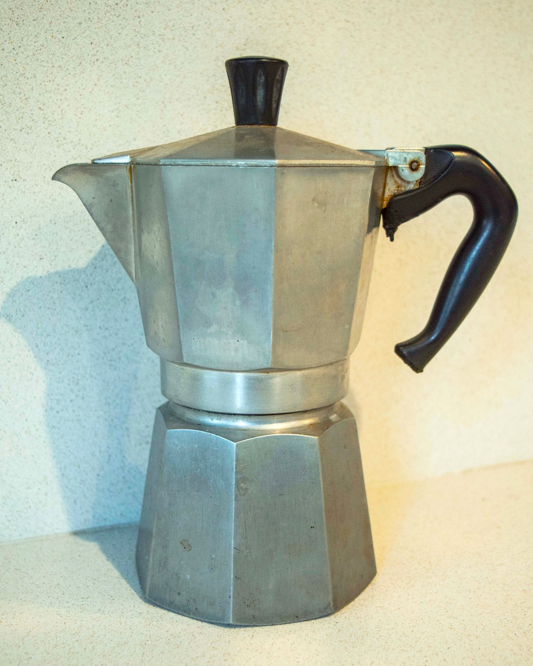 How to clean a large moka pot naturally but effectively: the mistake to avoid