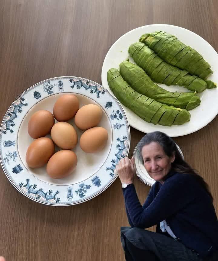 8 Reasons You Should Eat Eggs with Avocado for Breakfast 👇