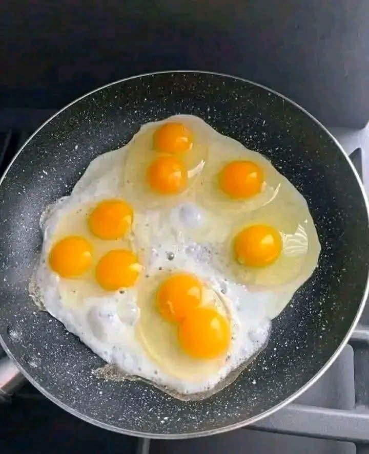 How many eggs are in the pan!?